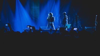 concert小剧场爵士演出现场，昏黄灯光下观众与乐手近距离互动的温馨氛围